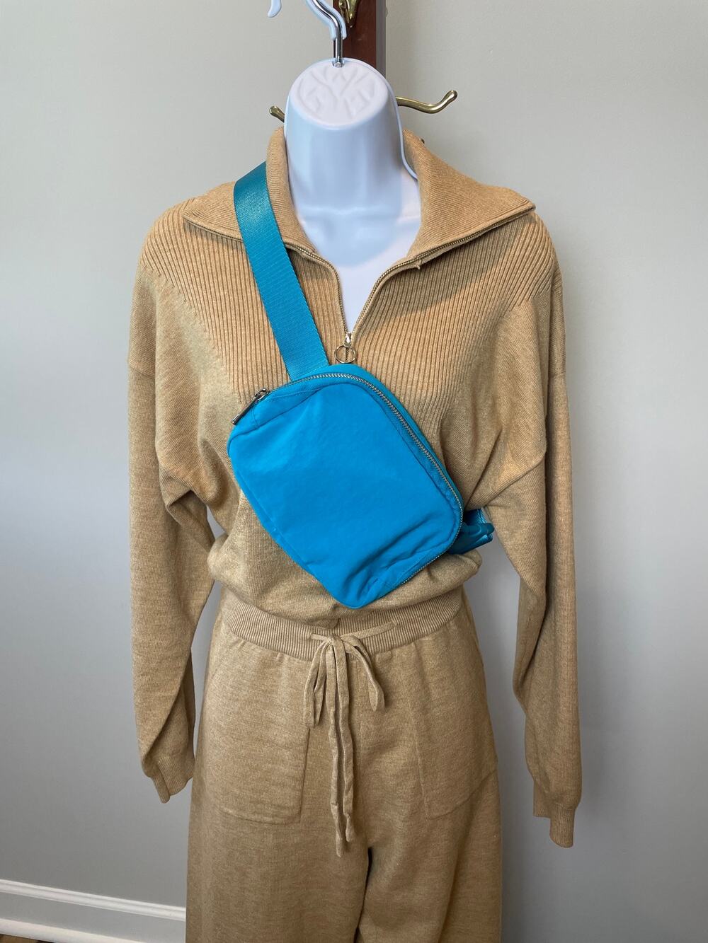 32 Degrees Cool Turquoise Crossbody Bag Adjustable Strap Zip Closure NWOT